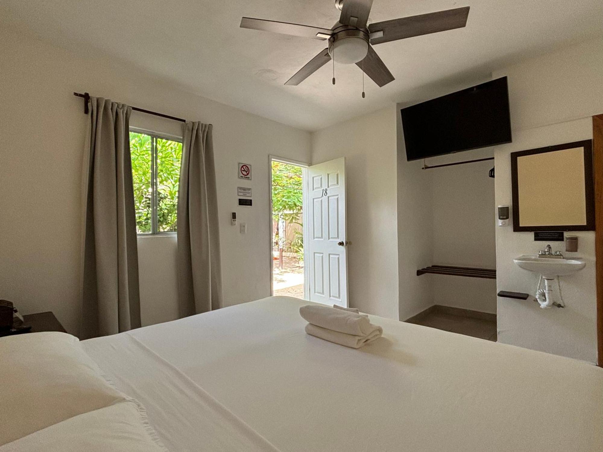 La Diosa Kali Beach Front Hotel 홀박스아일랜드 외부 사진