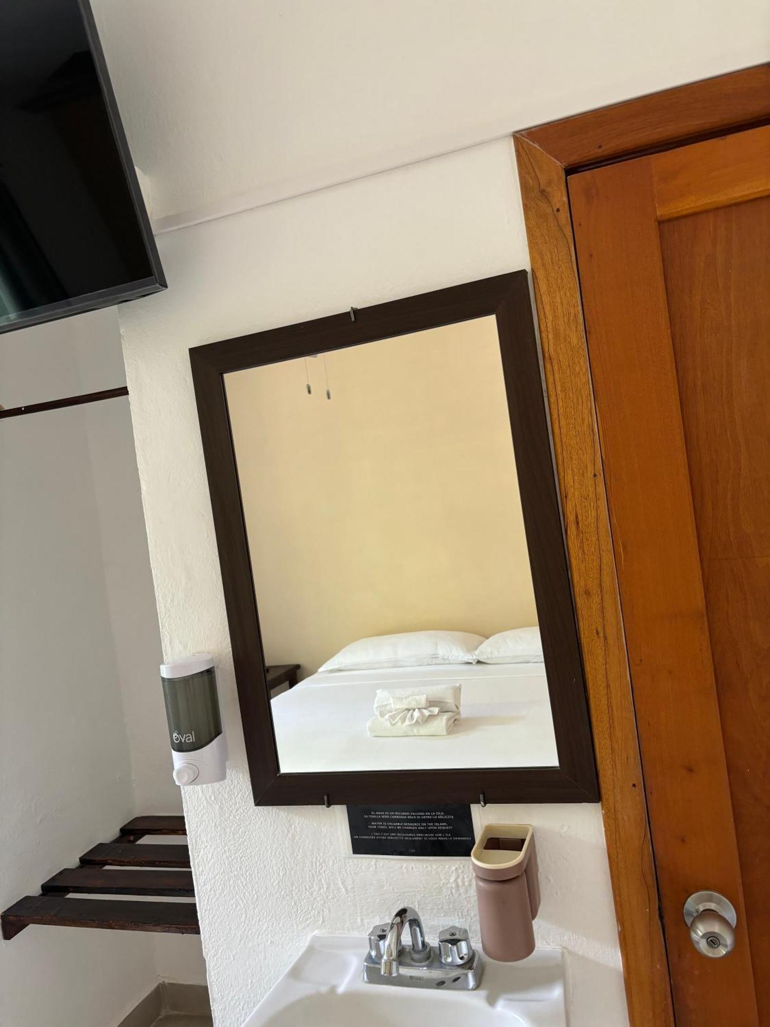 La Diosa Kali Beach Front Hotel 홀박스아일랜드 외부 사진